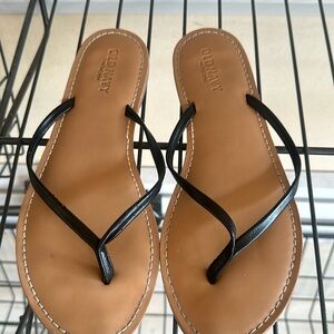 Near brand new old navy flip flops, no damage